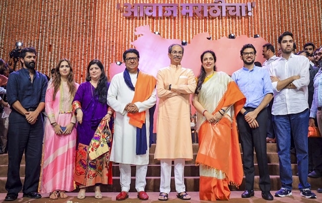दो दशक बाद सार्वजनिक मंच पर साथ आया ठाकरे परिवार (फोटोः पीटीआई)
