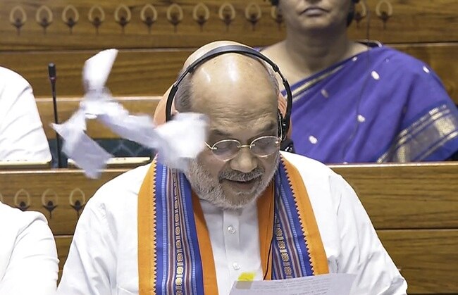 लोकसभा में अमित शाह पर फेंके गए कागज (Photo: PTI)