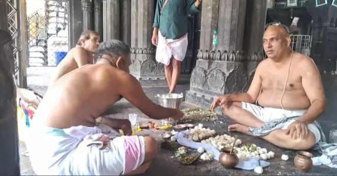 Priests perform Pind Daan