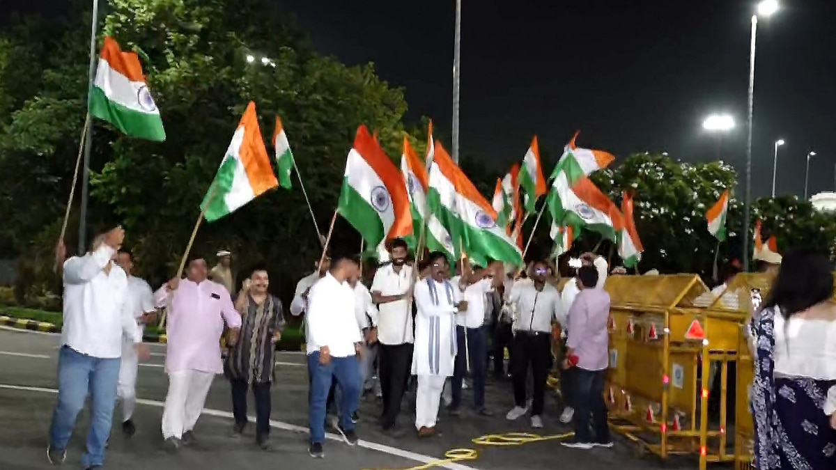 ढोल-नगाड़ों और भारत माता के जयकारे... शुभांशु शुक्ला की वतन वापसी पर दिल्ली  में भव्य स्वागत - Pilot shubhanshu shukla return to india gets grand  welcome at delhi airport ntc - AajTak