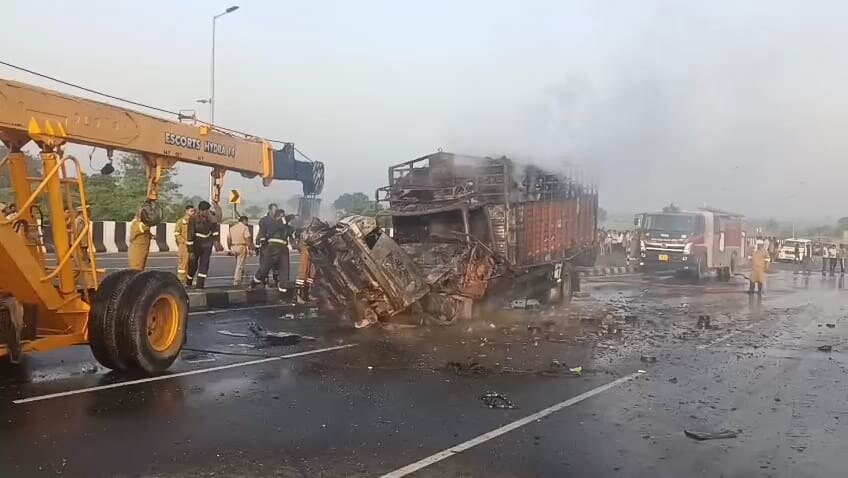 कार और कैंटर की टक्कर के बाद लगी आग