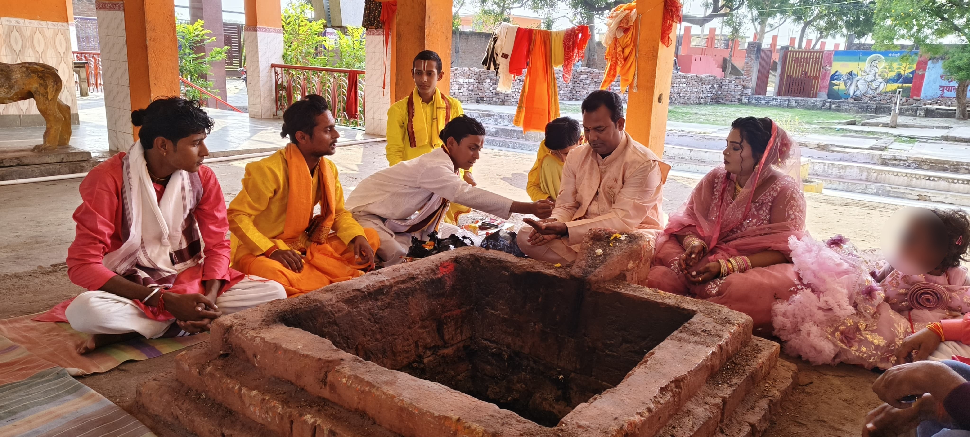 कौशांबी में मुस्लिम परिवार ने अपनाया हिंदू धर्म... मेहंदी अली बने 'अनुज  प्रताप' तो सायमा बनीं 'सौम्या' - Muslim family convert into Hindu dharm  Kaushambi Mehndi Ali became ...