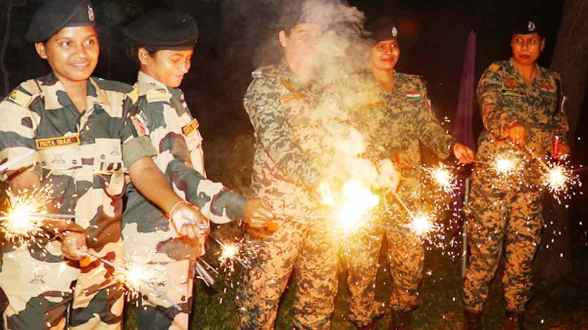 महिला जवानों ने बॉर्डर पर मनाई दिवाली (Photo- PTI)