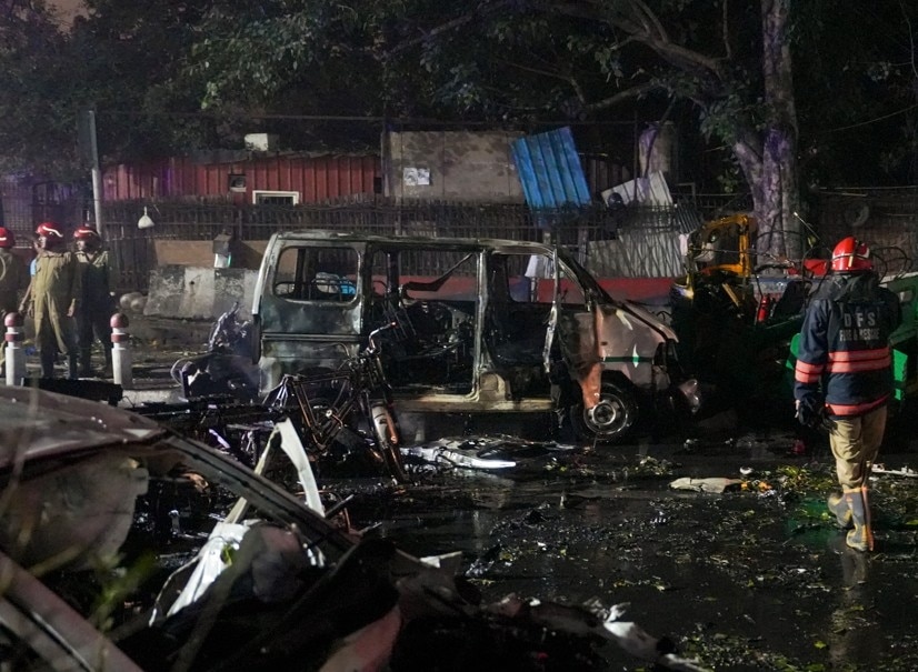 धमाके में क्षतिग्रस्त वाहन. 