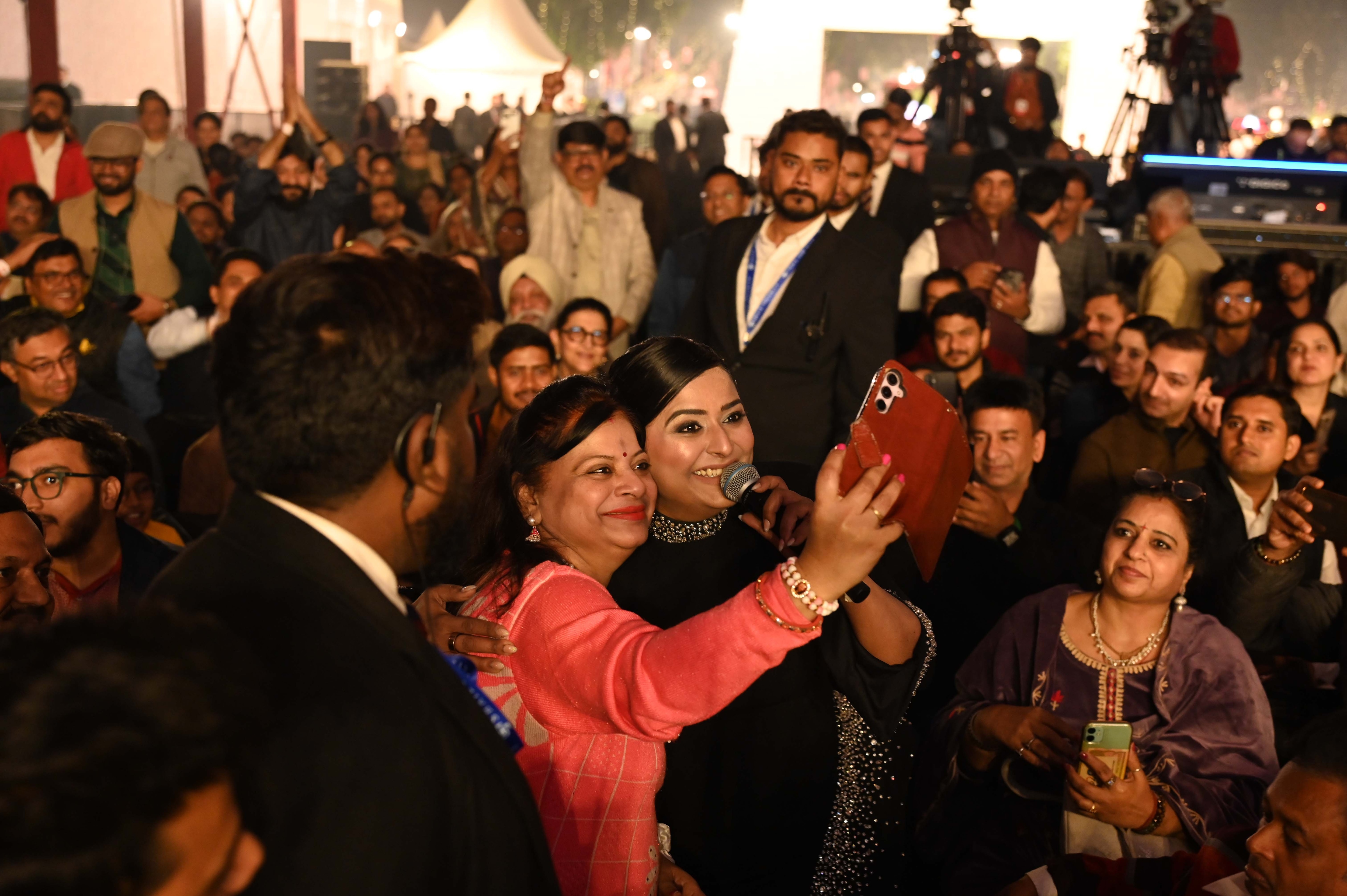 साहित्य आजतक में फैंस संग रूबरू हुईं वर्षा सिंह धनोआ (Photo Credit: Chandradeep Kumar, Hardik Chhabra, Arun Kumar)