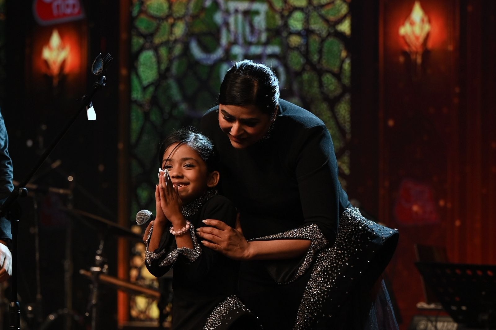 साहित्य आजतक के मंच पर अपनी बेटी के साथ वर्षा सिंह धनोआ (Photo Credit: Chandradeep Kumar, Hardik Chhabra, Arun Kumar)