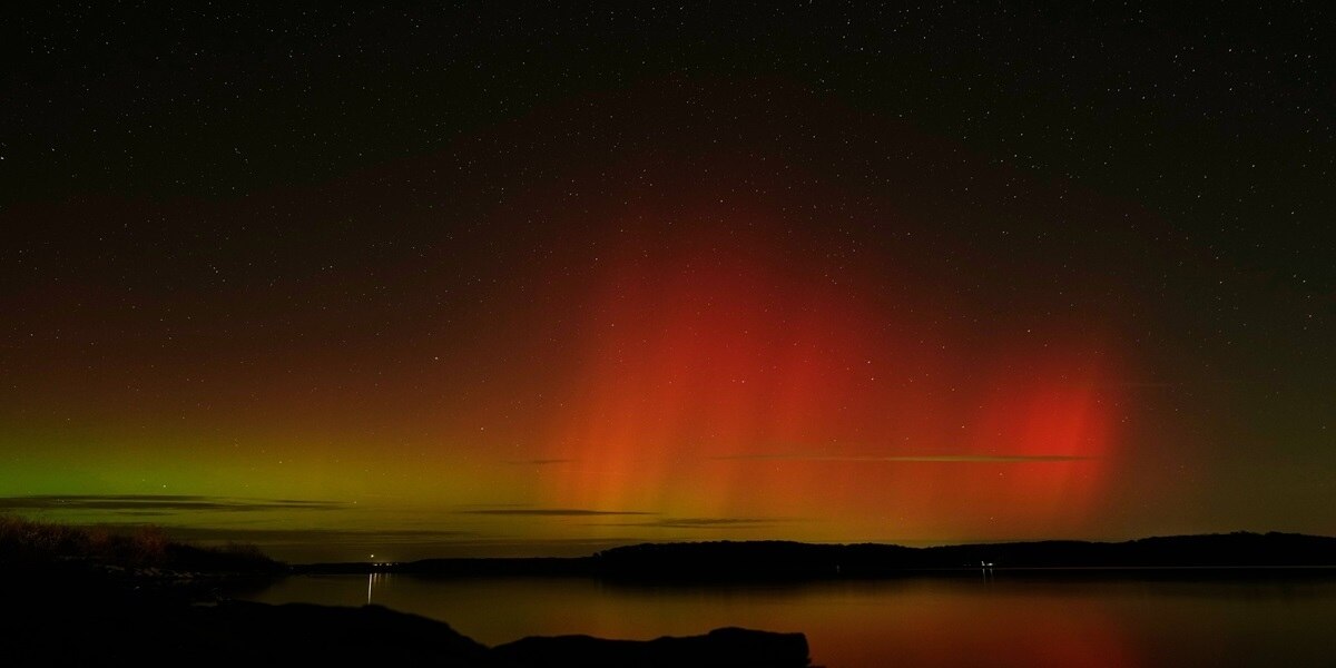 northern_lights_glow_beyond_perry_lake_photo