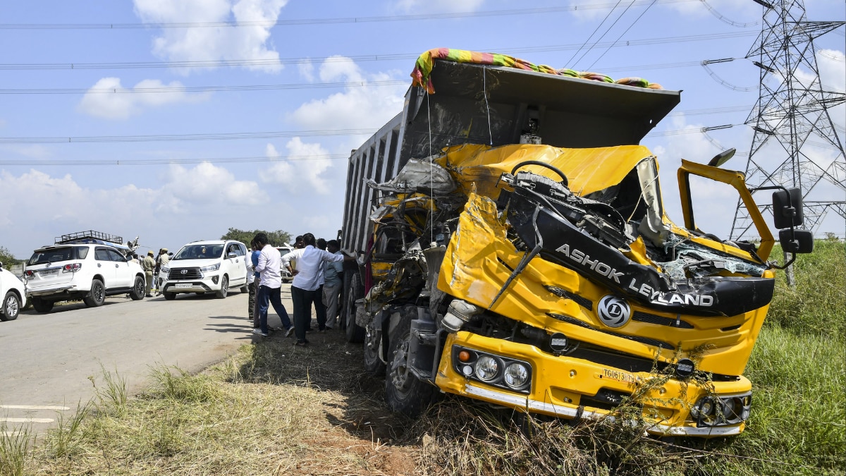 तेलंगाना के रंगा रेड्डी ज़िले के चेवेल्ला में टिपर लॉरी और बस के बीच हुई थी सीधी टक्कर (Photo- PTI)