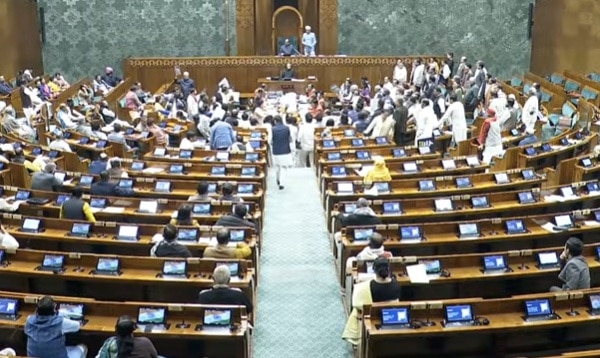 शिवराज सिंह चौहान जब जवाब दे रहे थे, वेल में नारेबाजी करते रहे विपक्षी सदस्य