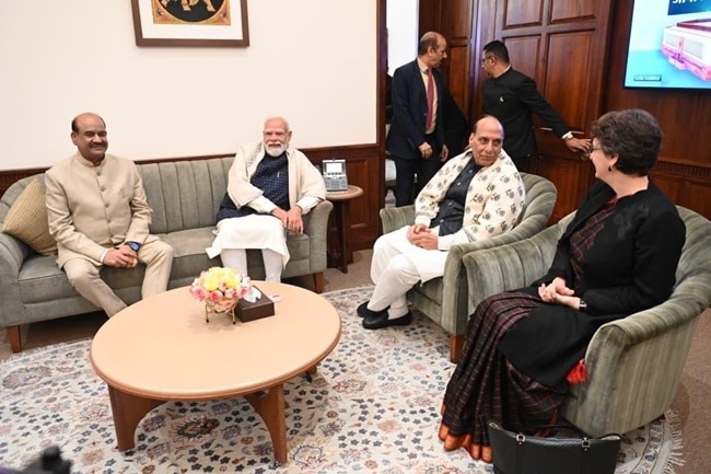 पीएम मोदी और विपक्षी नेताओं के बीच हुई सौहार्दपूर्ण बातचीत