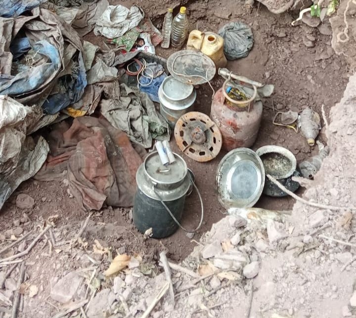 हथियारों के कारतूस, राशन और रोजमर्रा का सामान बरामद