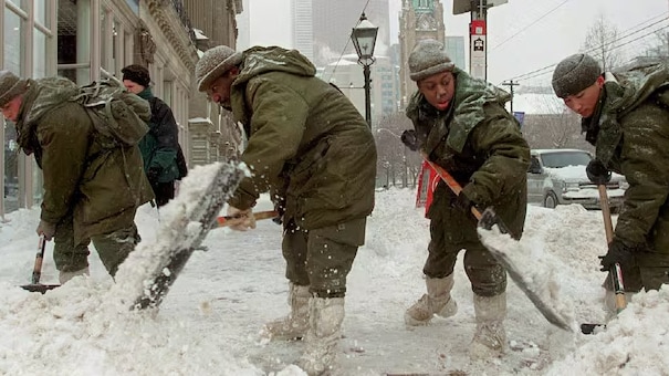 when Toronto called in the military to clear snow, 1999 (Photo-Canada Press)