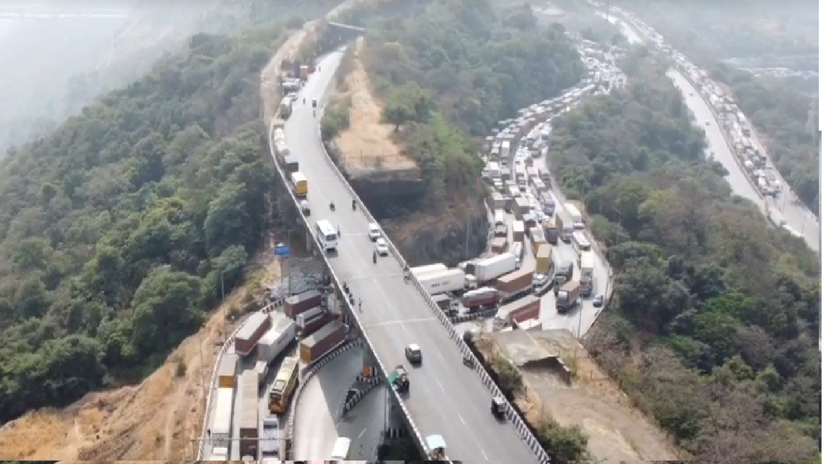 मुंबई-पुणे एक्सप्रेसवे पर 24 घंटे से ट्रैफिक ठप