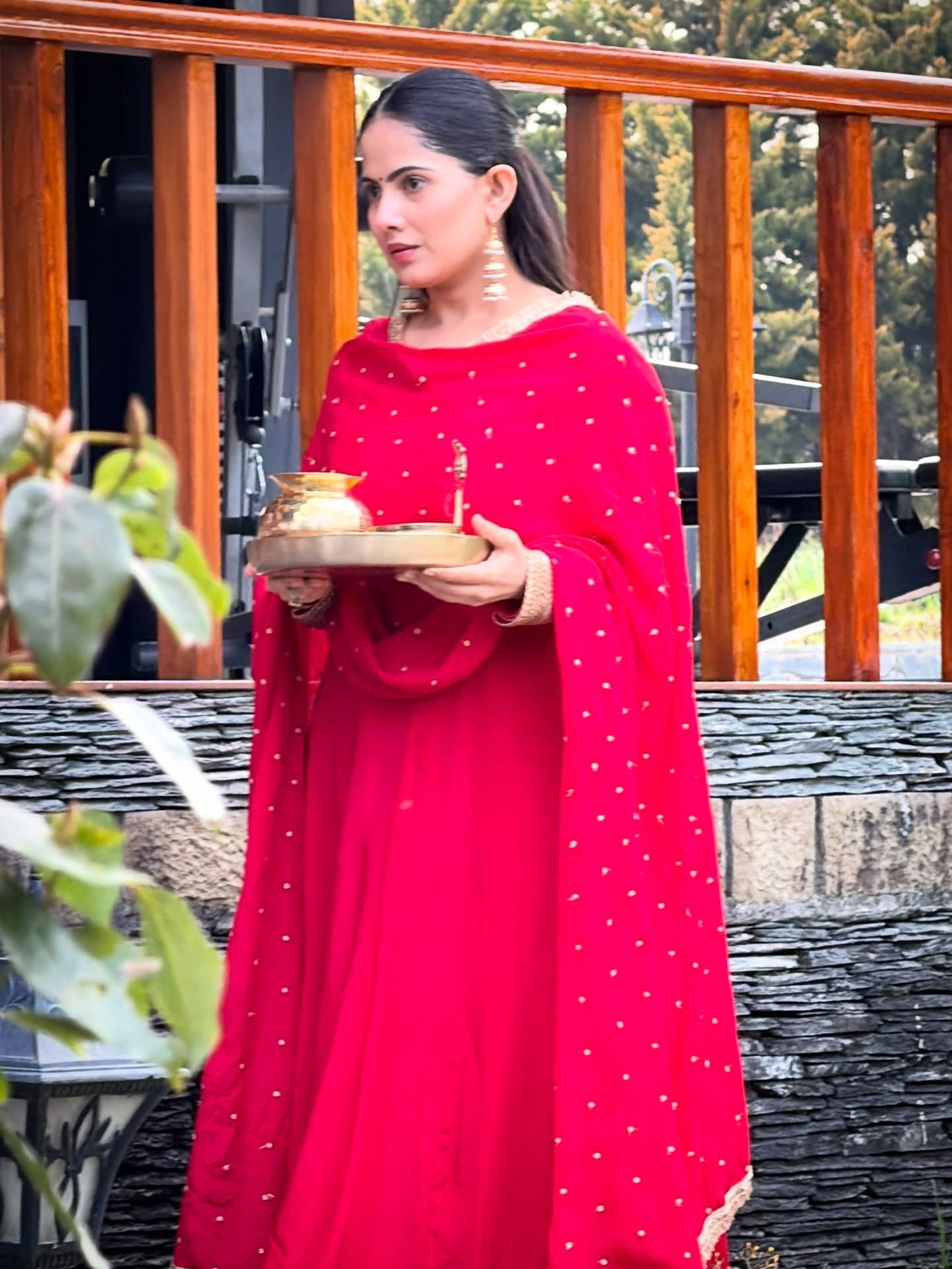 लाल सूट में जया किशोरी 