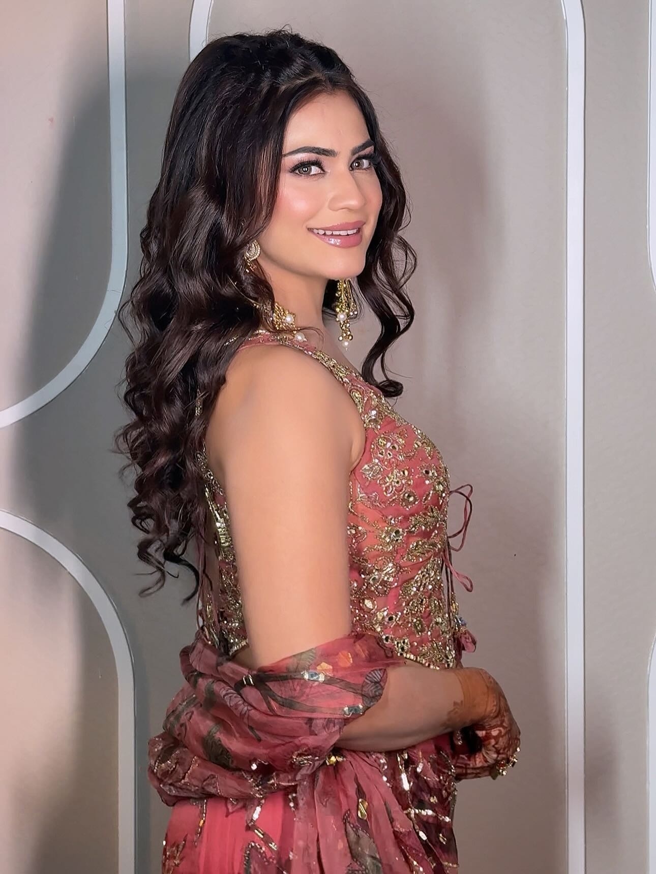 कृतिका मलिक का घरारा सेट