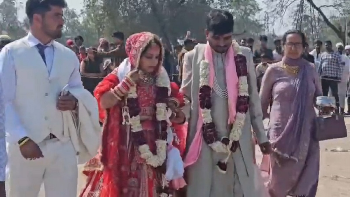 हेलीकॉप्टर देखने के लिए उमड़ी भीड़