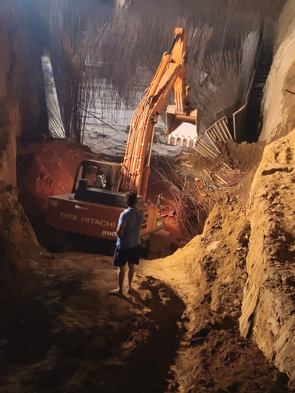 खुदाई के दौरान धंसी मिट्टी कई मजदूर दबे