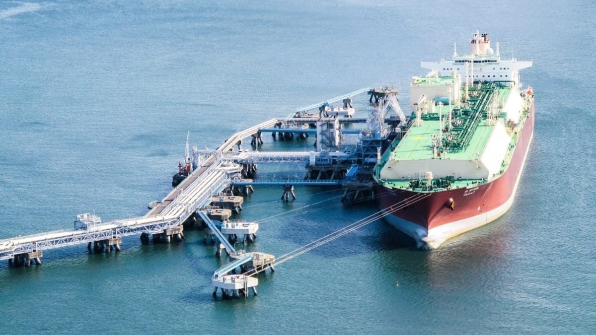 LNG Loading on Ship