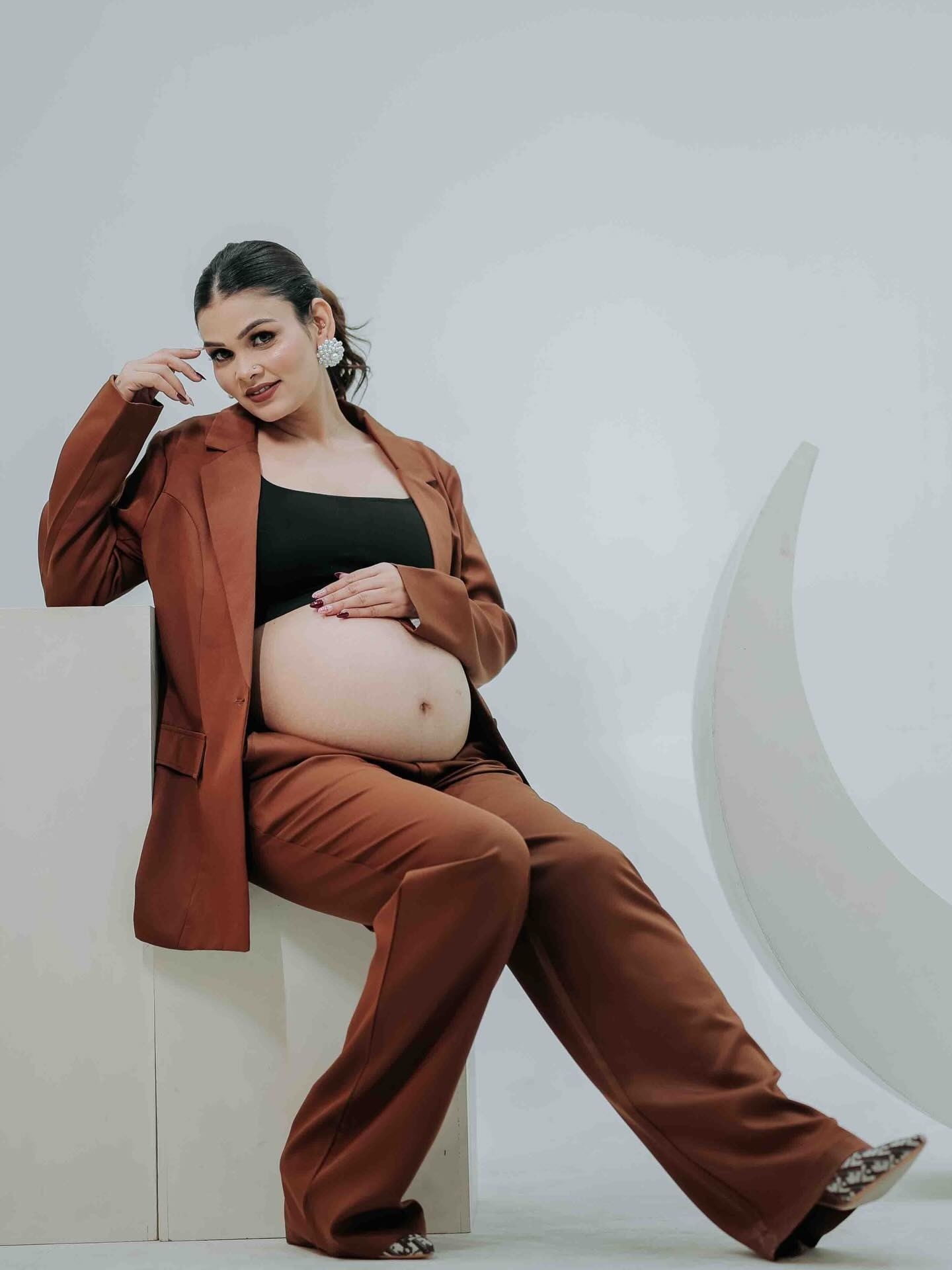 बॉसी लुक में पायल