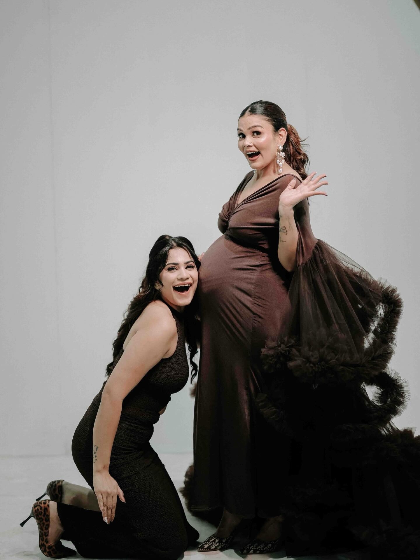 कृतिका-पायल का क्यूट पोज