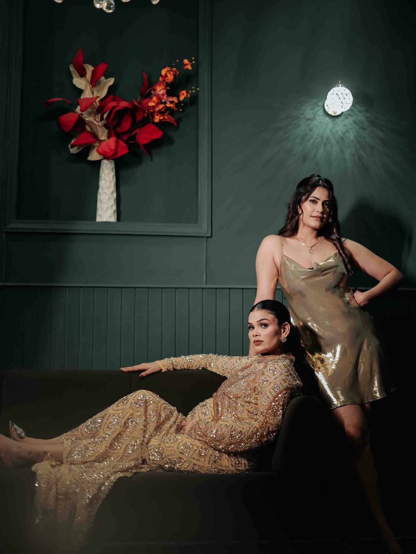 गोल्डन ड्रेस में पायल मलिक