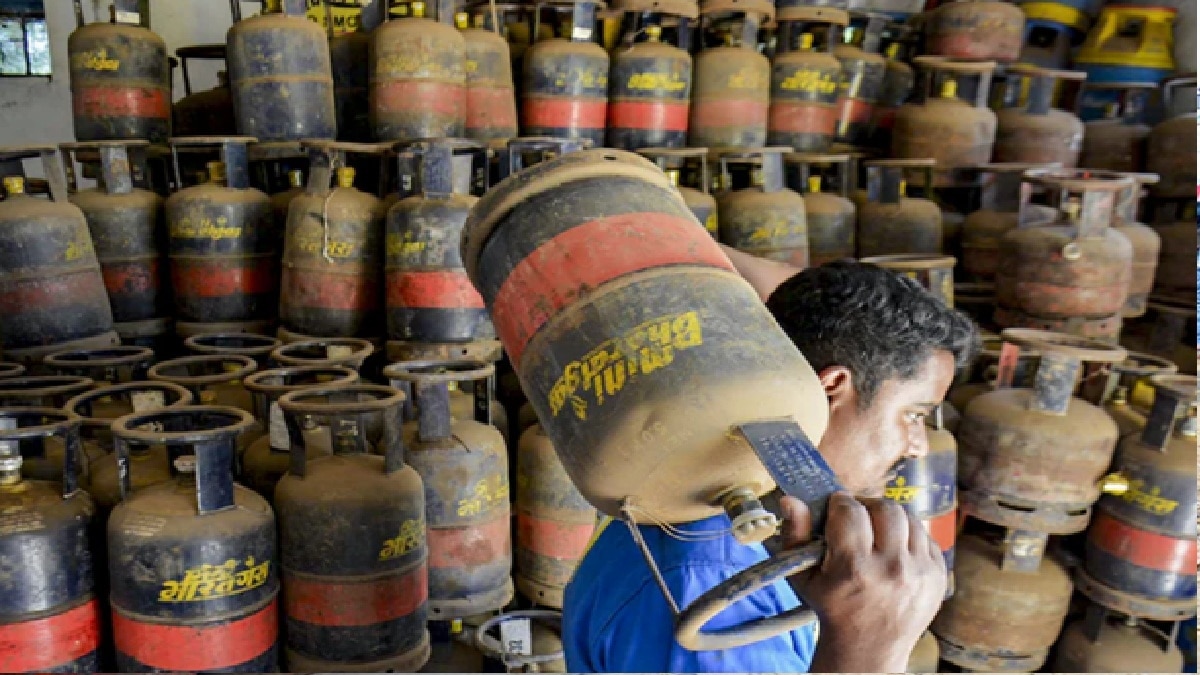 कई शहरों में LPG गैस सिलेंडर को लेकर लंबी कतारें दिखीं 