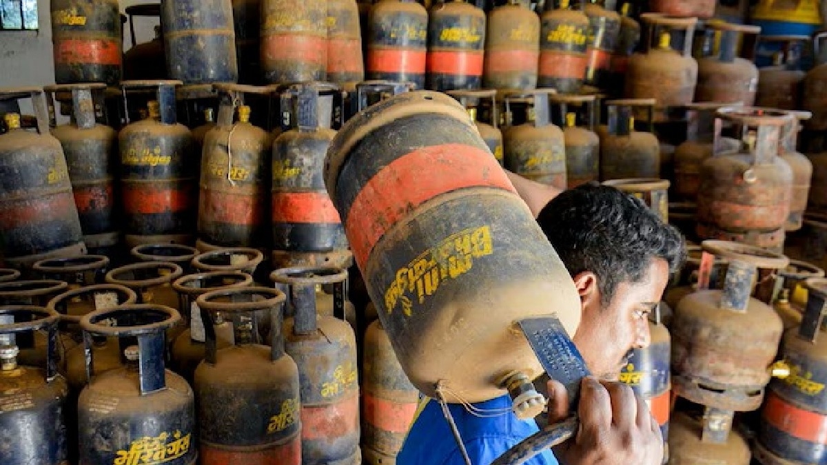 देश के कई शहरों में गैस सिलेंडर के लिए भीड़