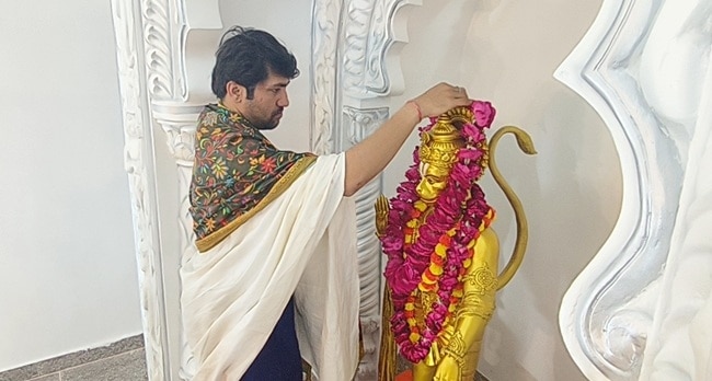 बागेश्वर धाम के पीठाधीश्वर धीरेंद्र कृष्ण शास्त्री