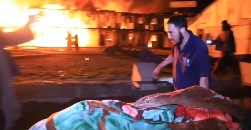 हमले में घायल लोगों को ले जाते लोग (Screengrab: X/@MohammadNabi007)