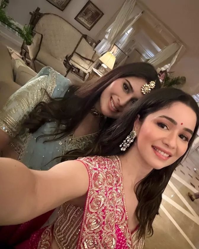 देसी लुक में सारा-सानिया