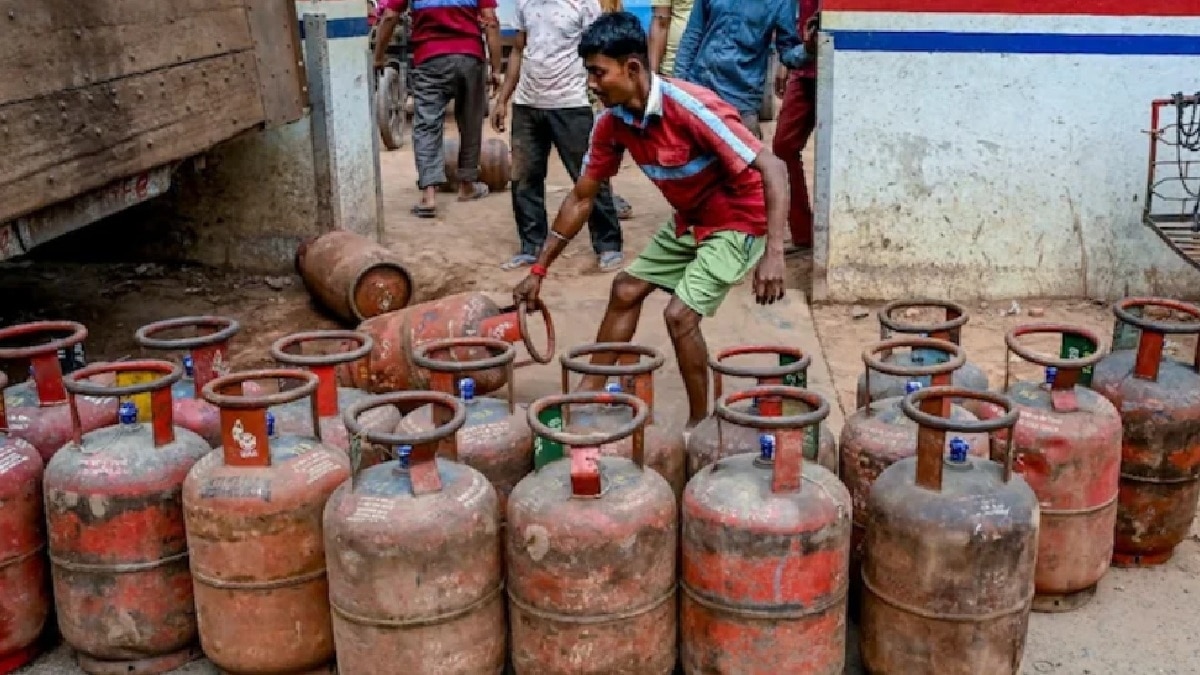 गैस सिलेंडरों की हो रही है कालाबाजारी