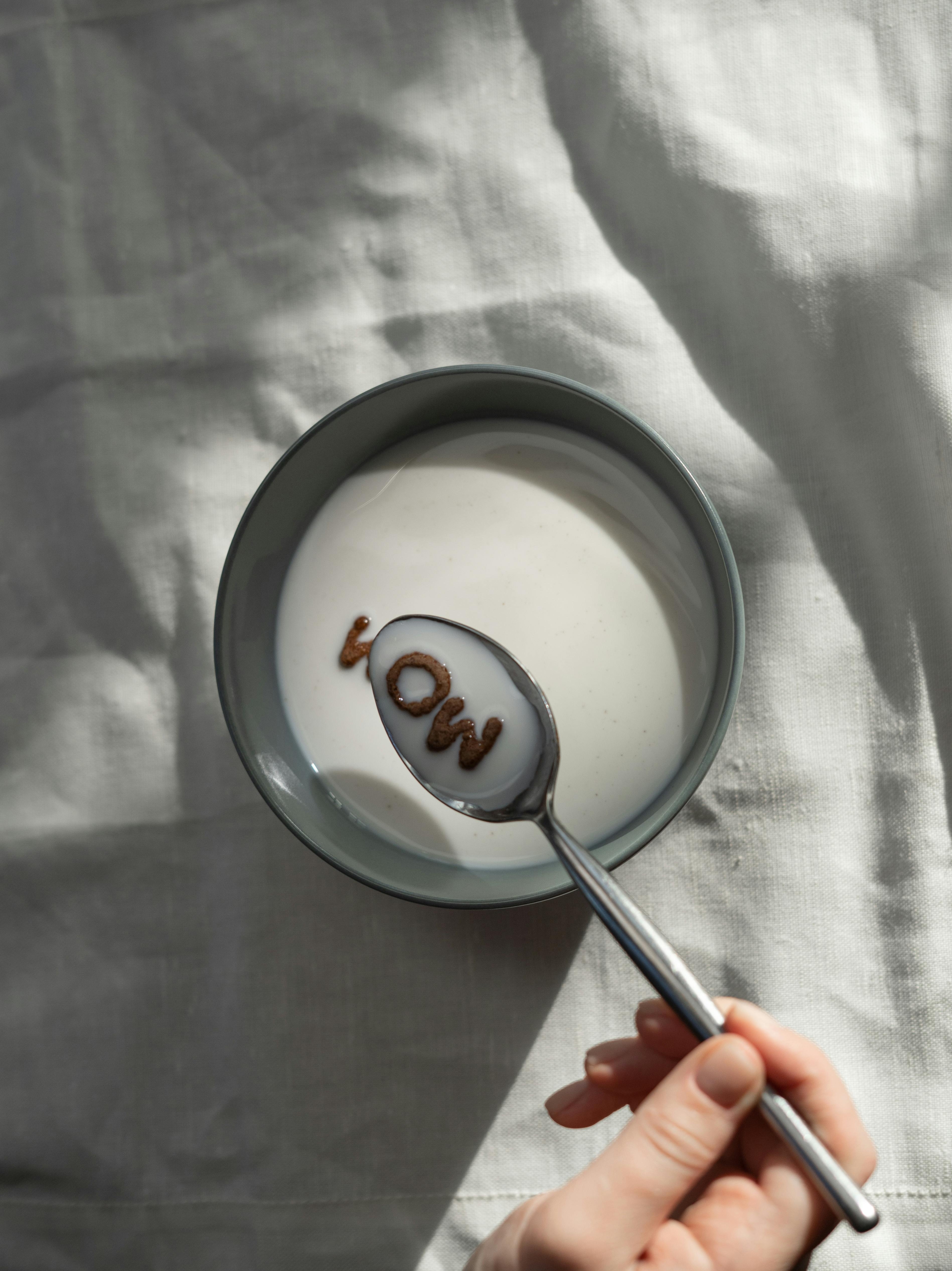 एक कटोरे में दूध लीजिए