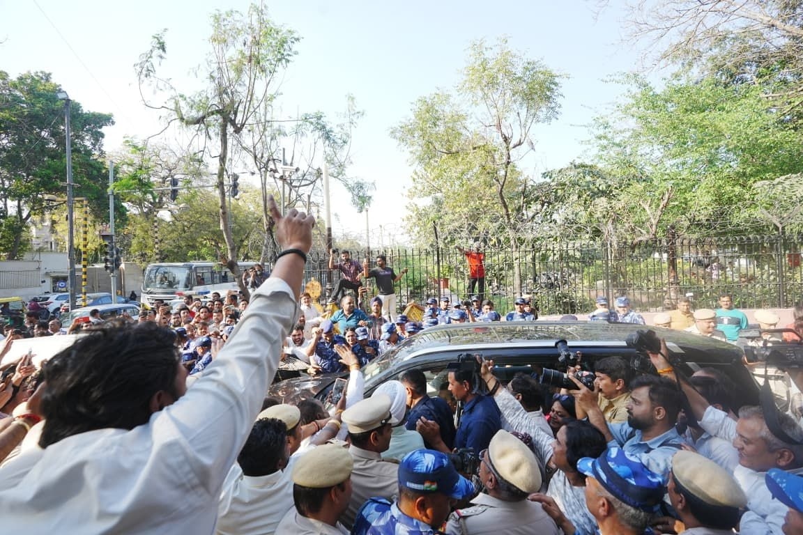 आम आदमी पार्टी ने सुरक्षा से खिलवाड़ का लगाया आरोप