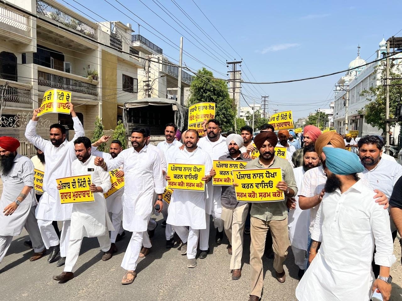 आप आदमी पार्टी ने विरोध प्रदर्शन किया.