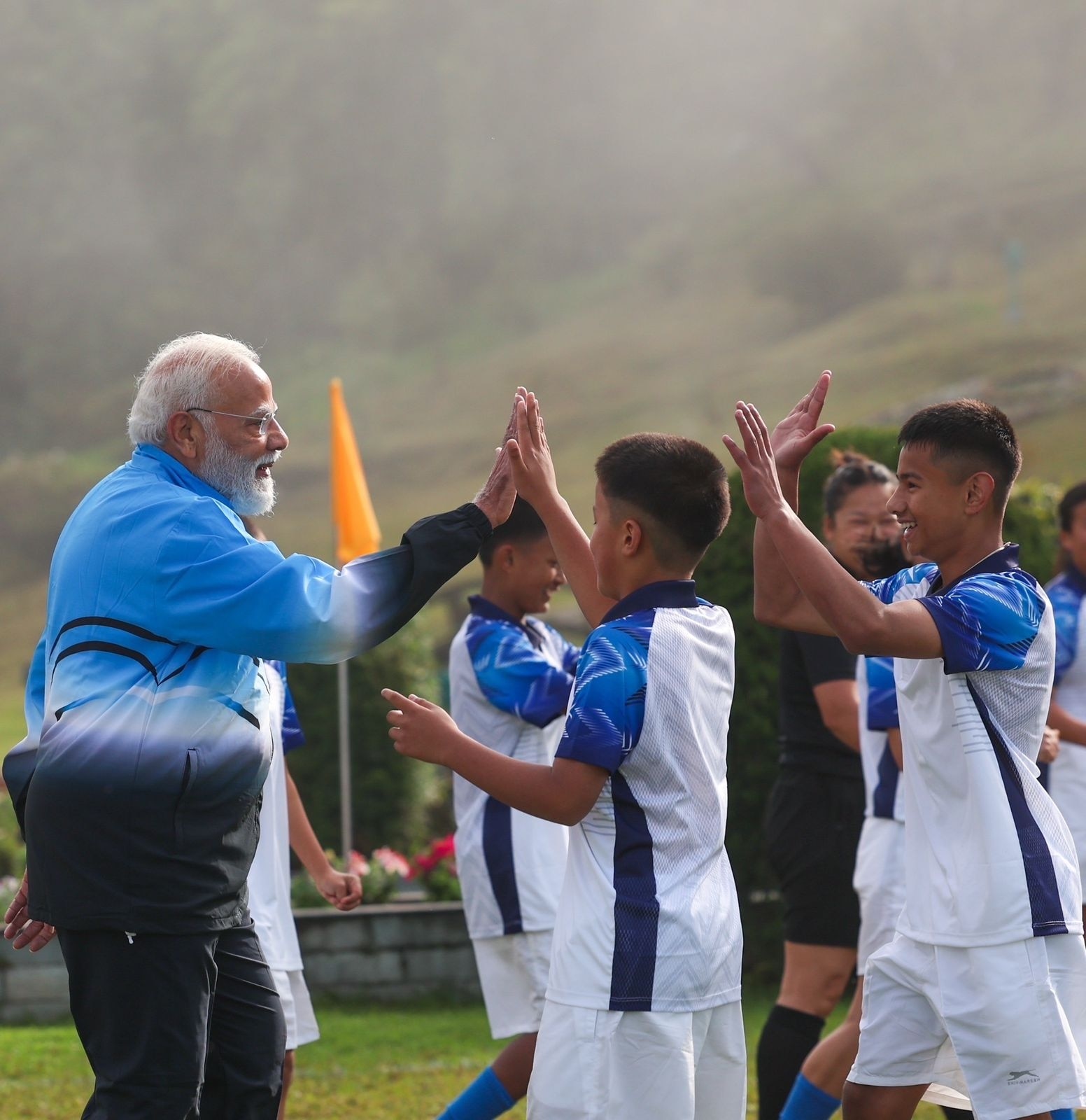 साथी खिलाड़ियों के साथ सेलिब्रेट करते नजर आए पीएम मोदी
