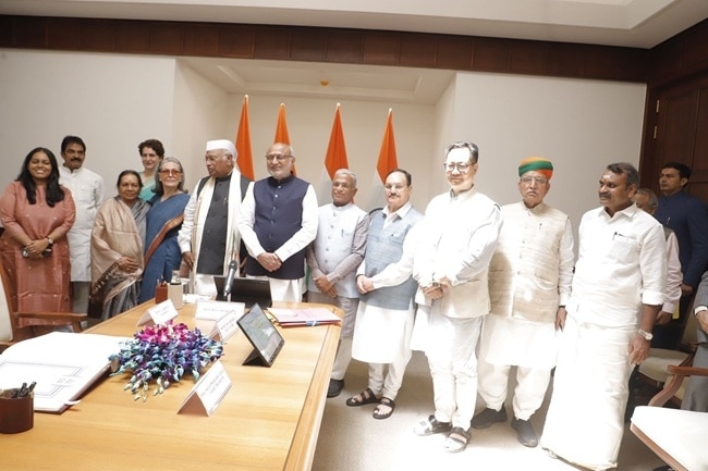 सोनिया गांधी के साथ नेता सदन जेपी नड्डा और किरेन रिजिजू भी रहे मौजूद 