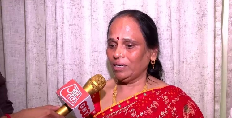 अभिजीत दीपके की मां का नाम अनीता दीपके