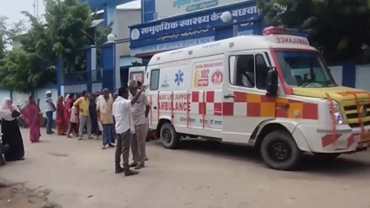 फूलों से सजाई सरकारी एंबुलेंस