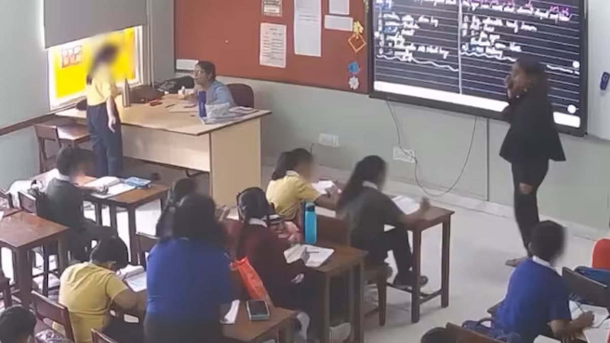 क्लासरूम में टीचर से बात करती अमायरा