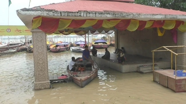 अस्सी घाट पर गंगा आरती के सात प्लेटफॉर्म जलमग्न