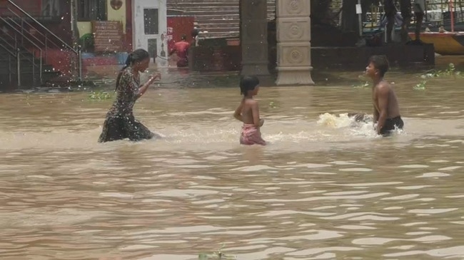 खतरा मोल लेकर गंगा में मस्ती कर रहे लोग