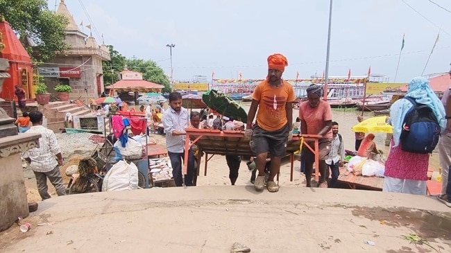 घाट से अपनी चौकियां सुरक्षित स्थान पर हटाने में जुट गए हैं पुरोहित
