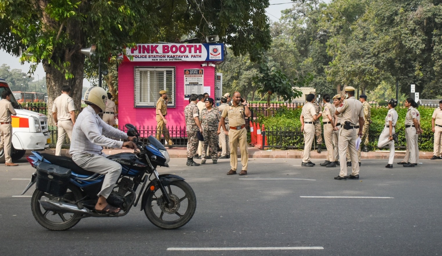 दिल्ली पुलिस बॉडी कैमरा लगाकर कर रही ड्यूटी 