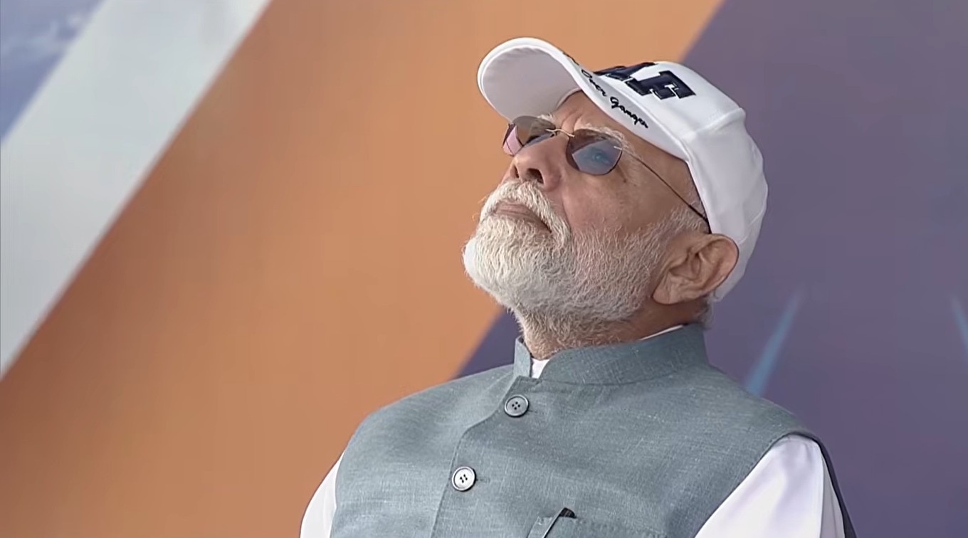 एयर शो देख रहे पीएम मोदी