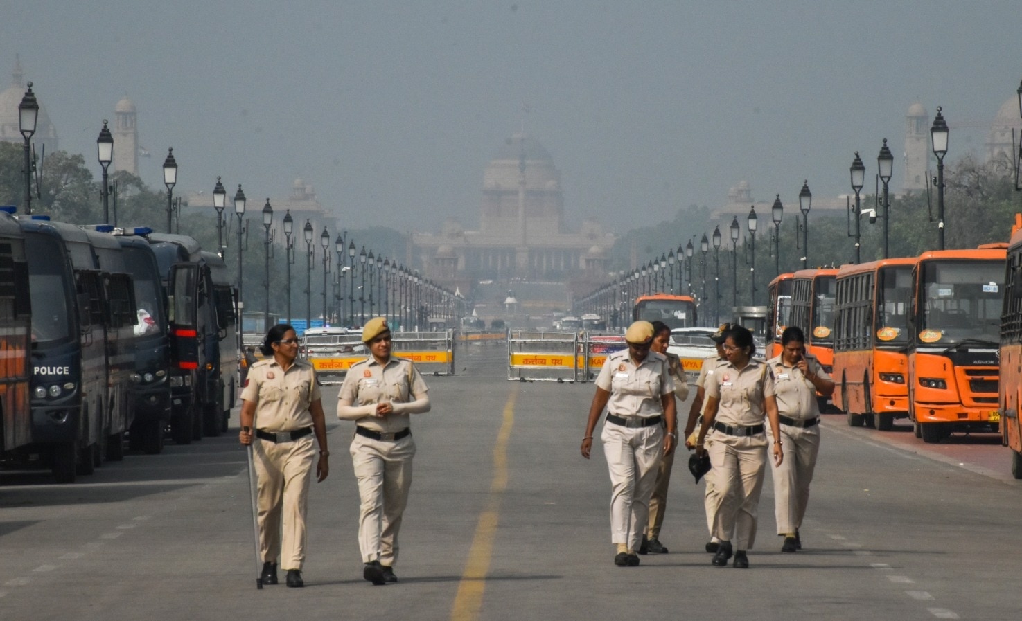 400 लोगों को हिरासत में लिया गया