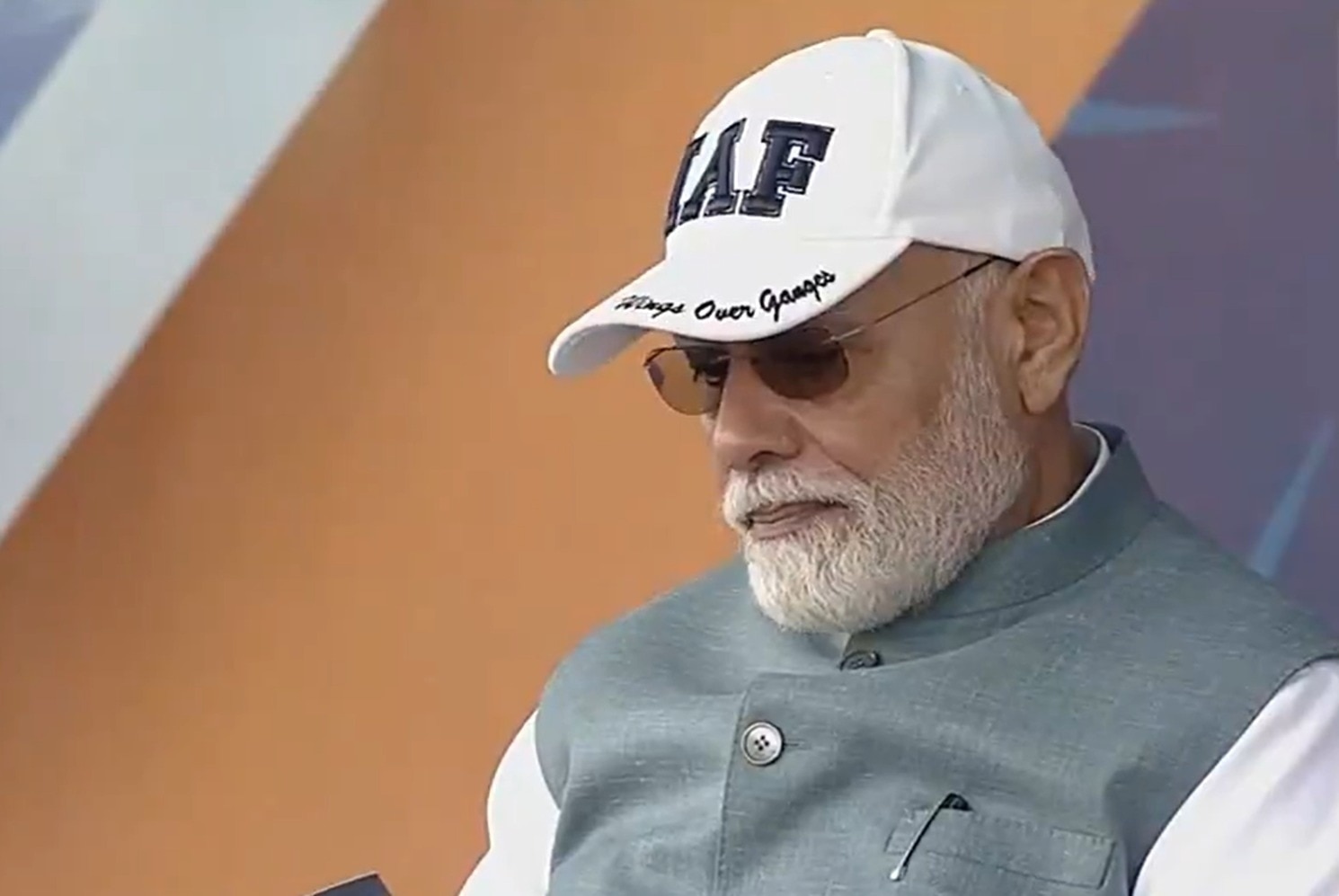 एयर शो देख रहे पीएम मोदी