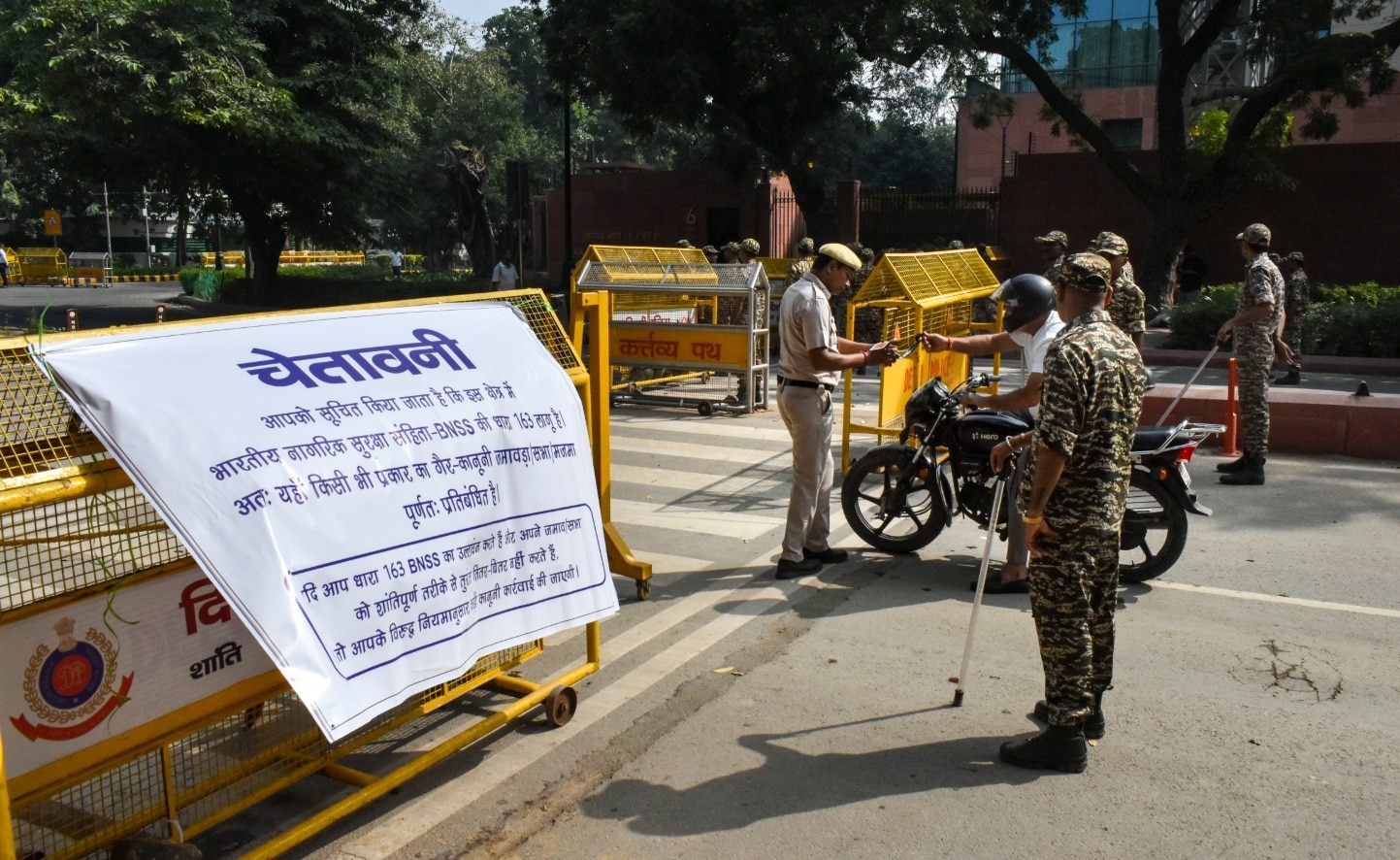 दिल्ली पुलिस ने बैरिकेडिंग कर ली तलाशी (PHOTO:PTI)