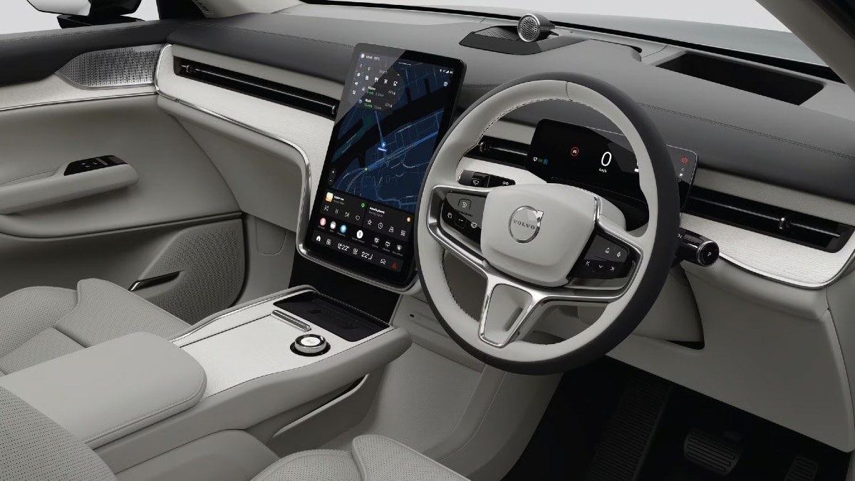 Volvo EX90 के केबिन में 14.5 इंच की वर्टिकल टचस्क्रीन दी गई है. Photo: Volvo India