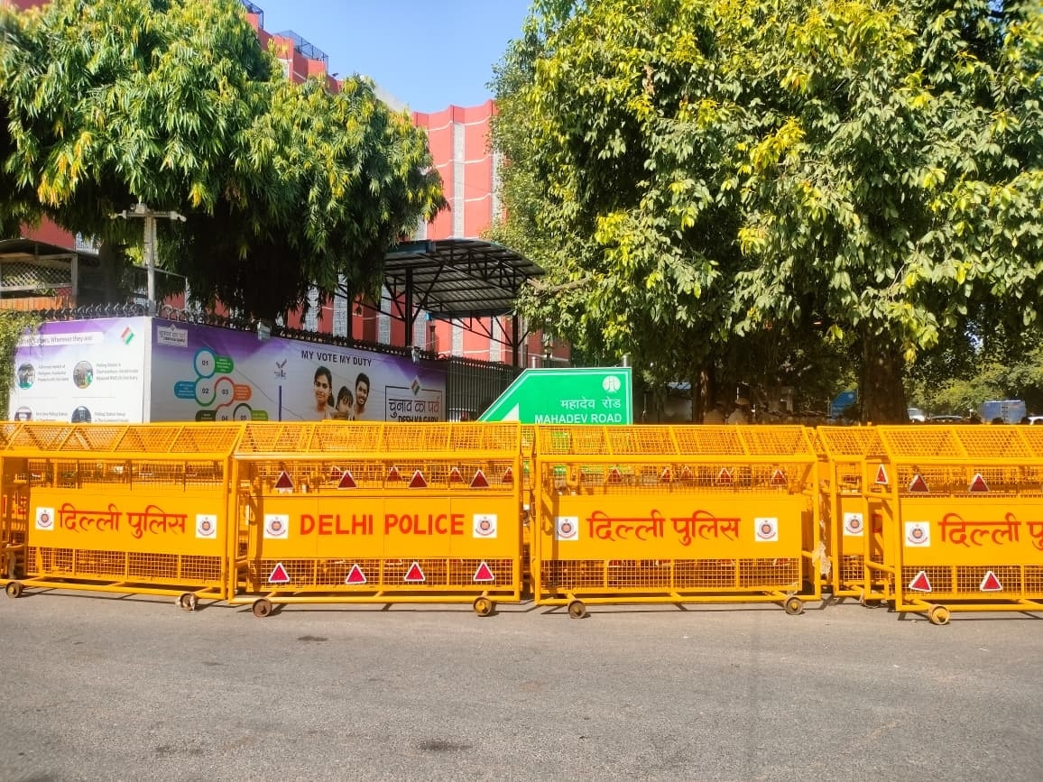 दिल्ली पुलिस ने की बैरिकेडिंग