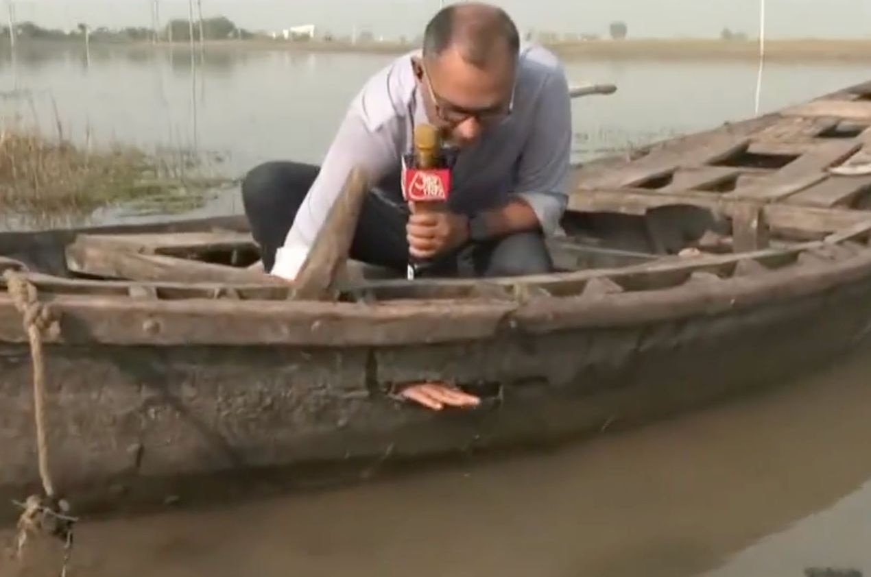 नाव में मिला छेद
